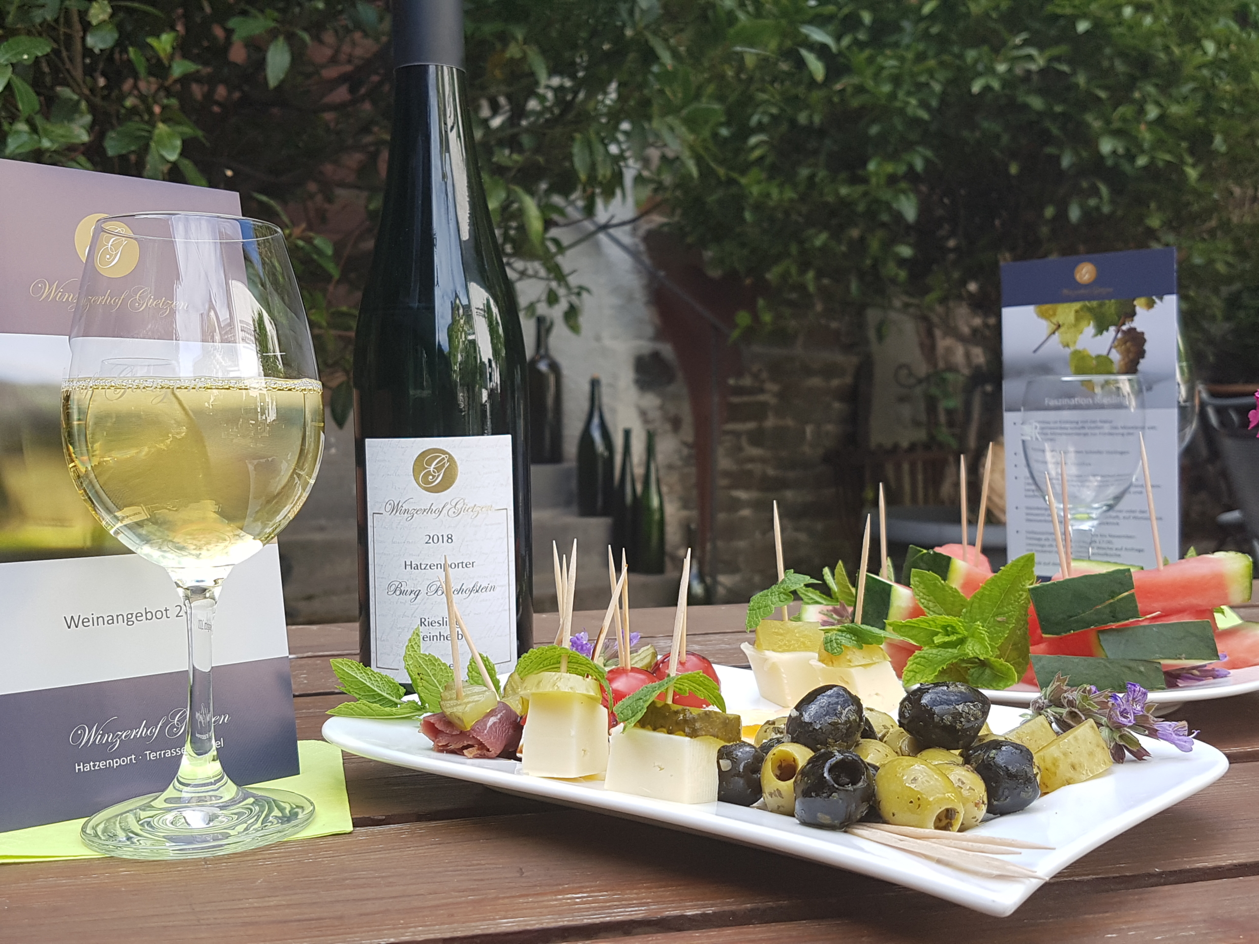 7 Weinprobe mit kleinem Vorspeisenteller 7 Weinprobe mit kleinem Vorspeisenteller