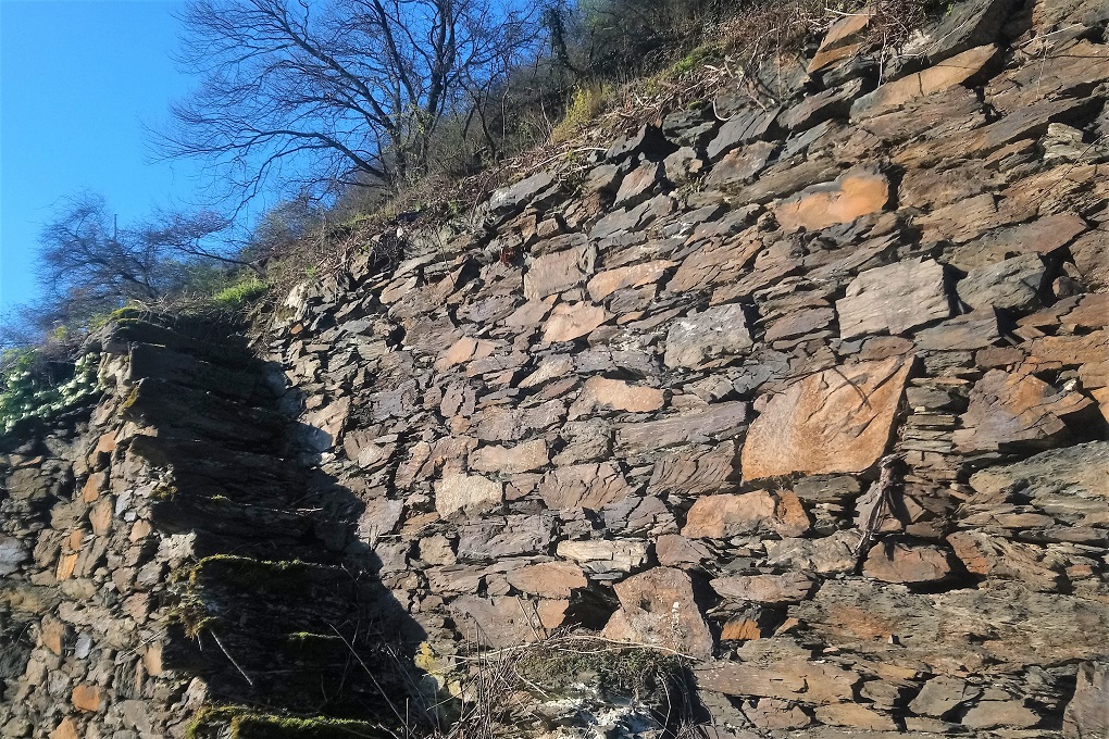 Herzstück des Steillagenweinbaus - die Trockenmauer