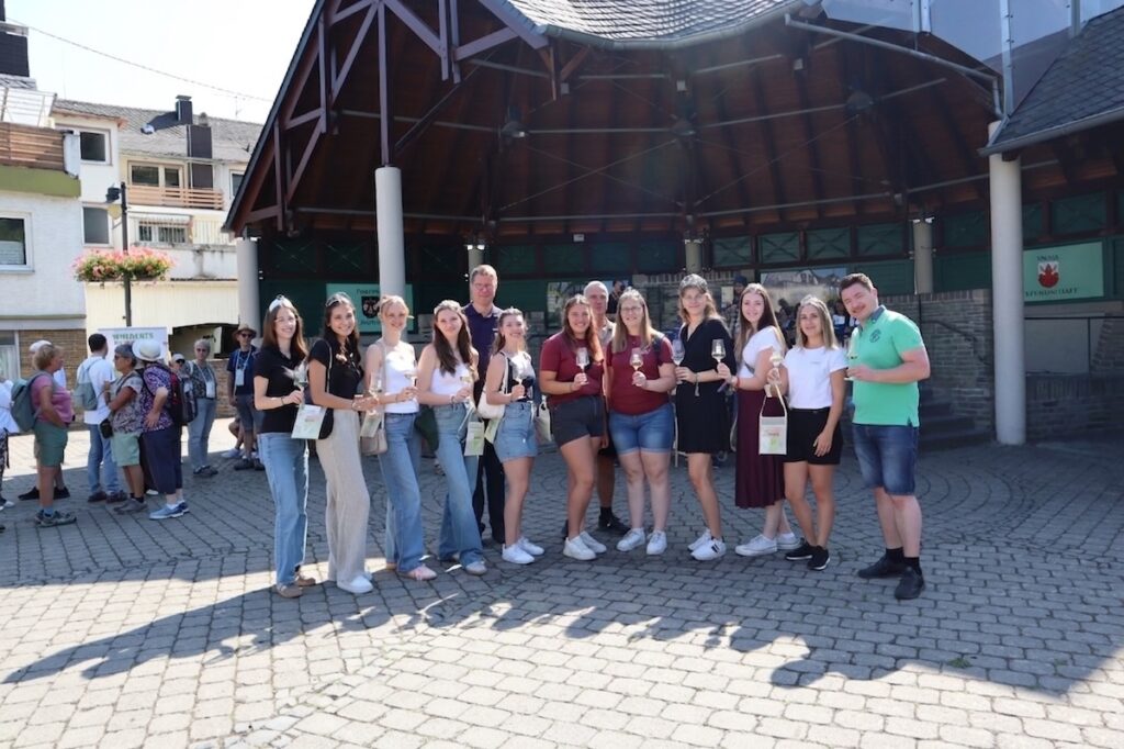 320 Gäste genießen den Kulinarischen Wingertsbummel in Enkirch und Burg