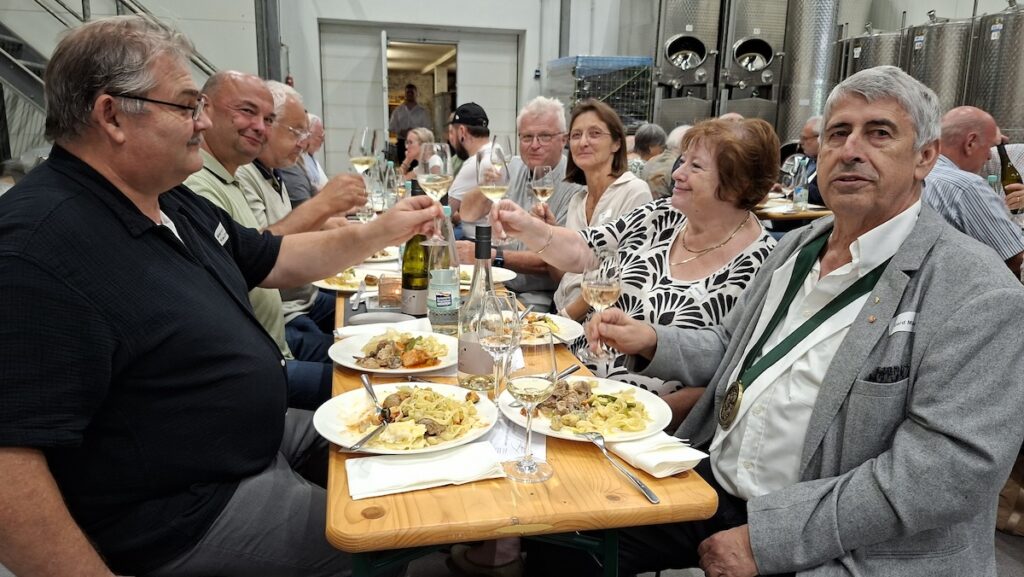 Weingeschwister der Weinbruderschaft Mosel-Saar-Ruwer e.V. machen Weingutsführung in Erden