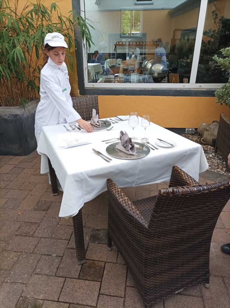 Herbstküche und Gastlichkeit an der Mosel: Miniköche backen Zwiebelkuchen und üben perfekten Service